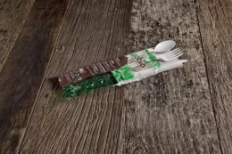 Set couteau-fourchette-pet cuillère-serviette. 4/1 BIO premium